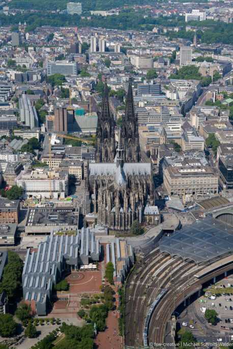Dom zu Köln mit Bahnhof aus der Luft von Deutz aus gesehen in Farbe.